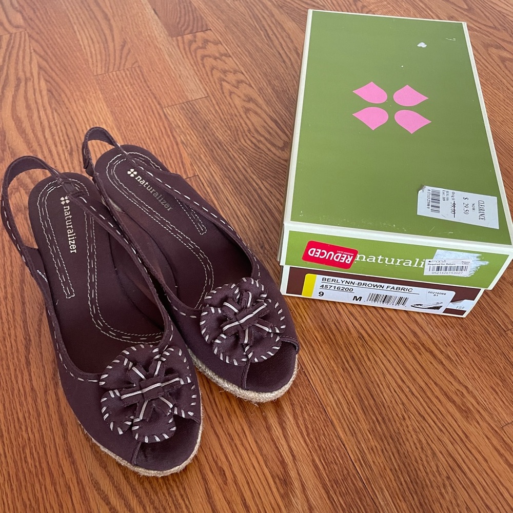 Wonen’s Brien Wedge Sandal with Flower, Size: 9, Brand: Naturalizer